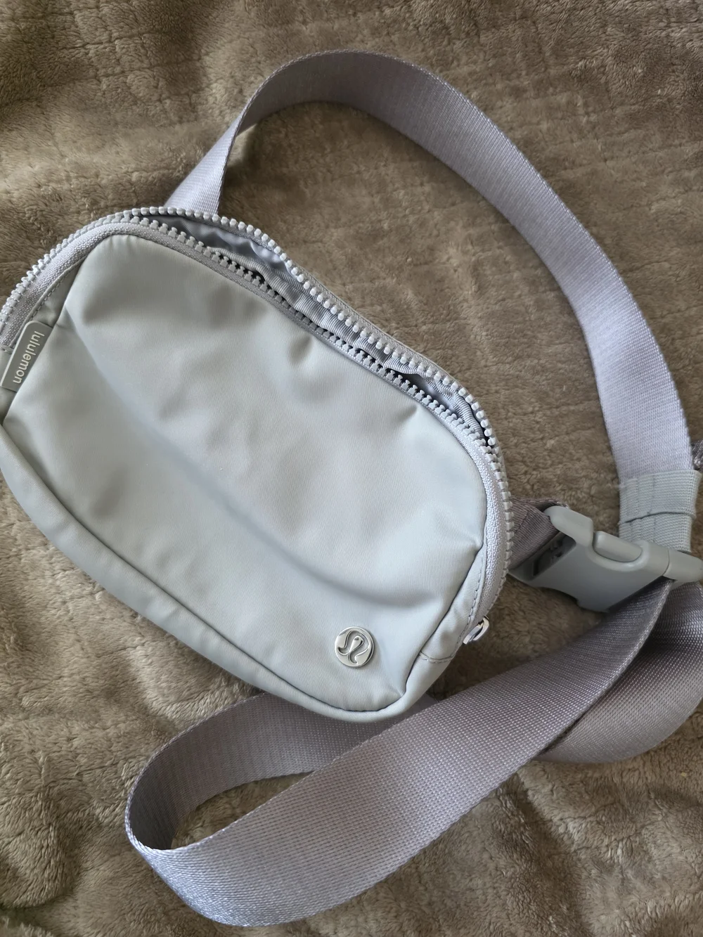 Lululemon Everywhere Belt Bag SILVER DROP 1 Liter Volume